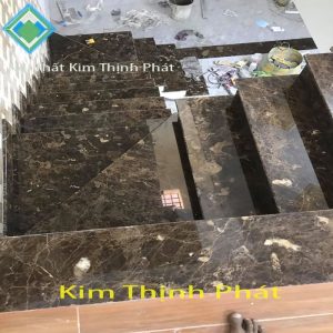 Cầu thang đá mặt nằm đá đen kim sa mặt dựng đá trắng sứ kẹp chỉ báo giá đá tự nhiên